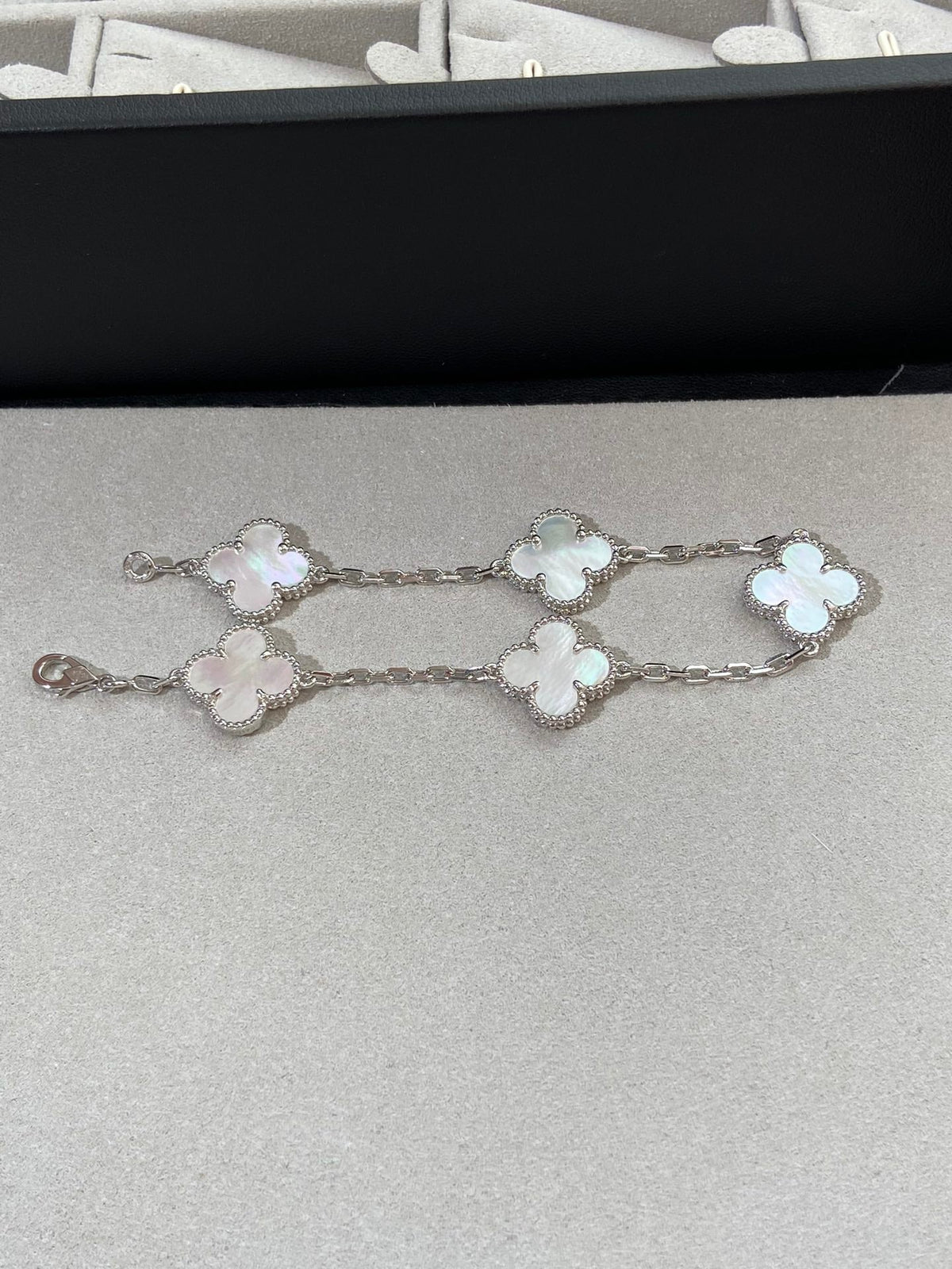 [Renovia Jewelry]CLOVER WHITE PEARL MOP 5 MOTIF BRACELET COLLECTION