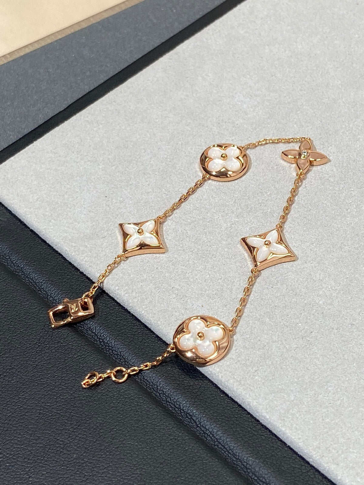 [Renovia Jewelry]STAR AND SUN 5 MOTIF MOP PINK GOLD BRACELET