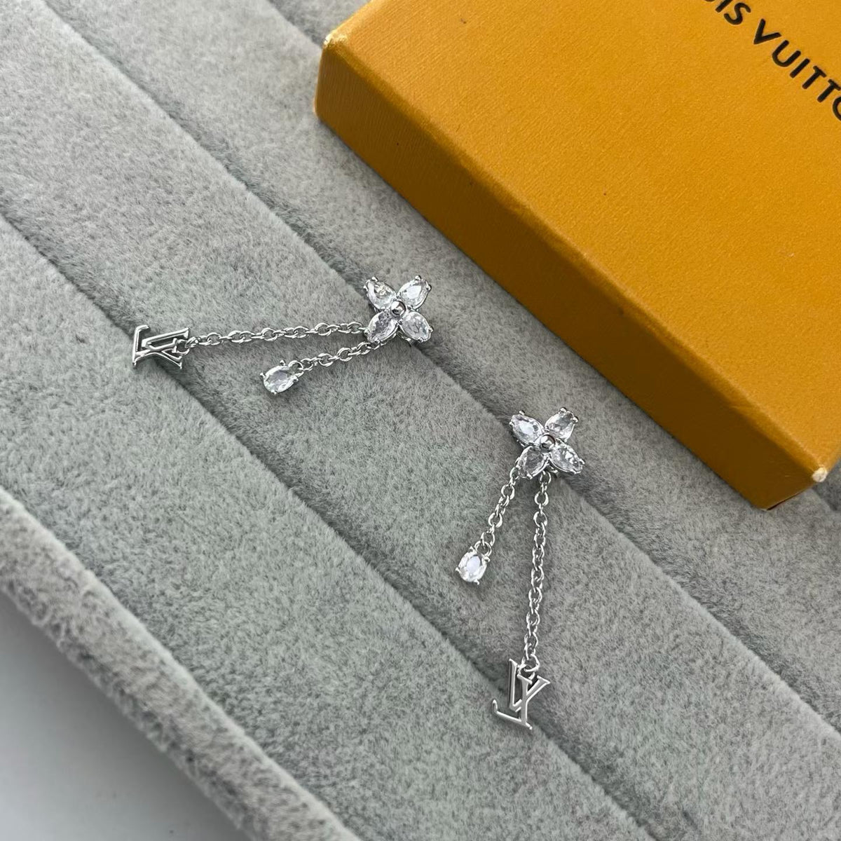 [Renovia Jewelry]PLUM DIAMOND LETTER EARRINGS
