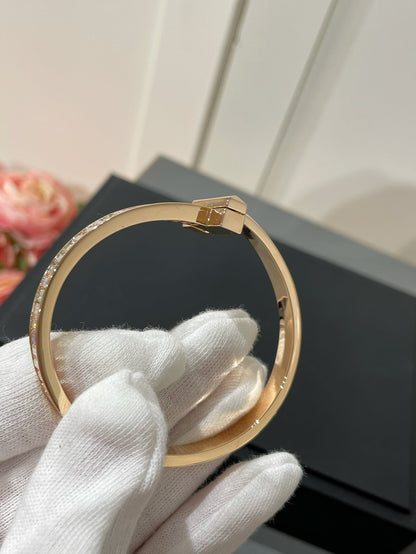 [Renovia Jewelry]WIDE HINGED BANGLE PINK GOLD WITH BAGUETTE DIAMONDS