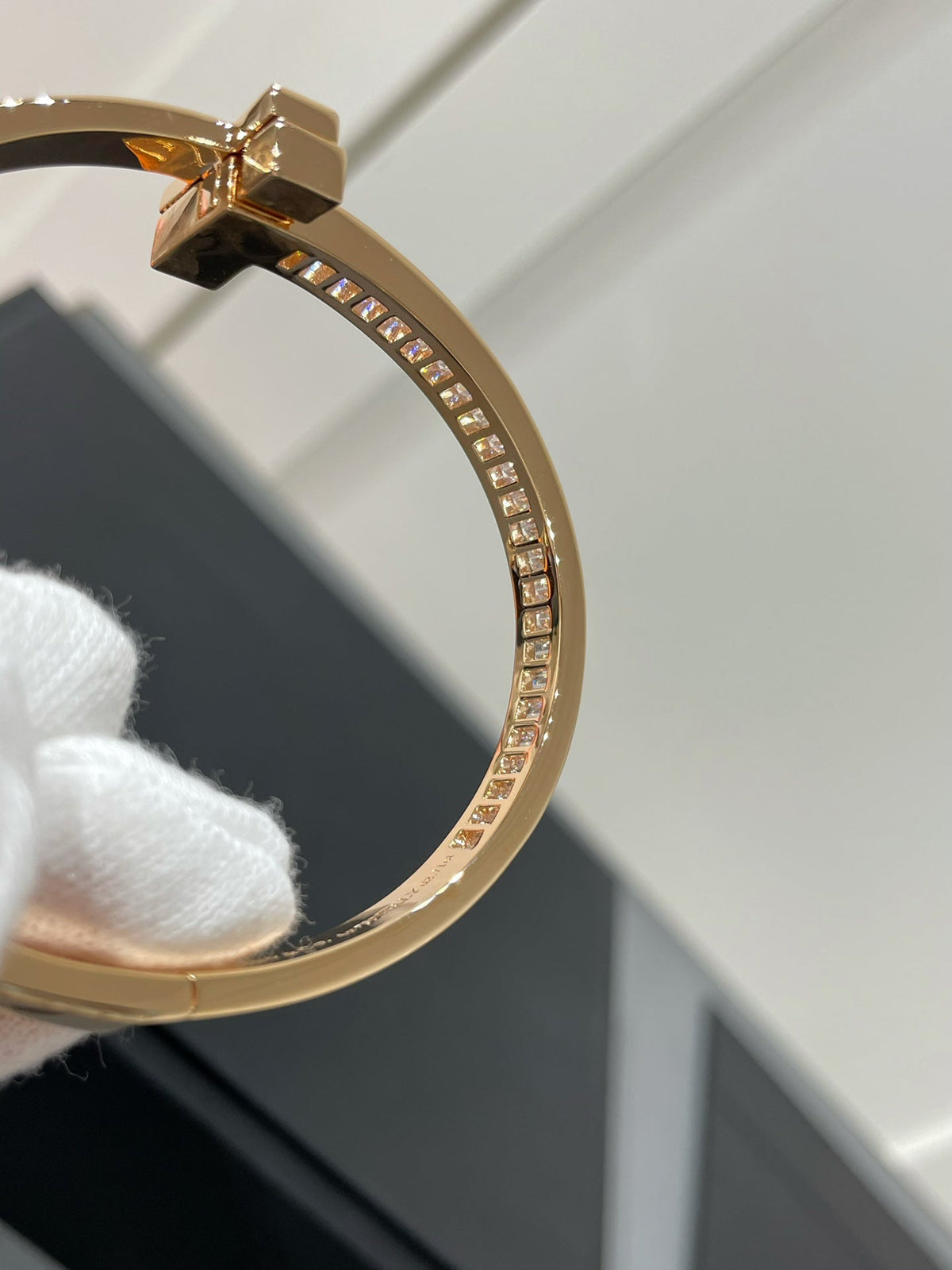 [Renovia Jewelry]WIDE HINGED BANGLE PINK GOLD WITH BAGUETTE DIAMONDS