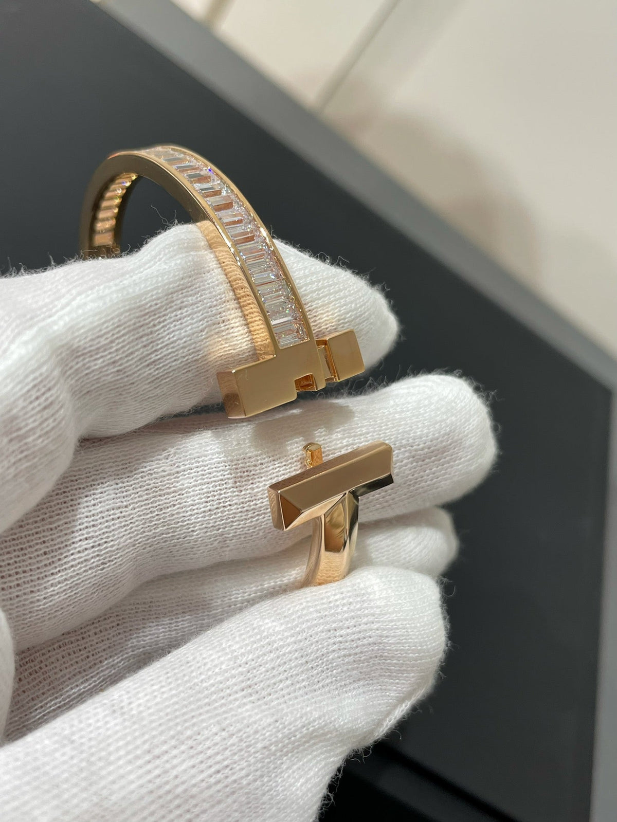 [Renovia Jewelry]WIDE HINGED BANGLE PINK GOLD WITH BAGUETTE DIAMONDS