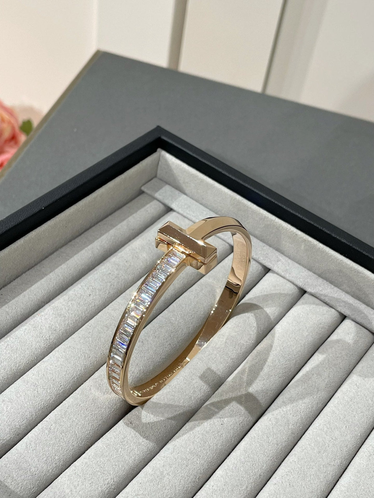 [Renovia Jewelry]WIDE HINGED BANGLE PINK GOLD WITH BAGUETTE DIAMONDS